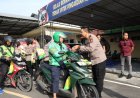 Polisi Peduli : Kapolres Mojokerto Kota Silaturahmi Salurkan Bantuan Sosial untuk Ojol dan Tukang Becak